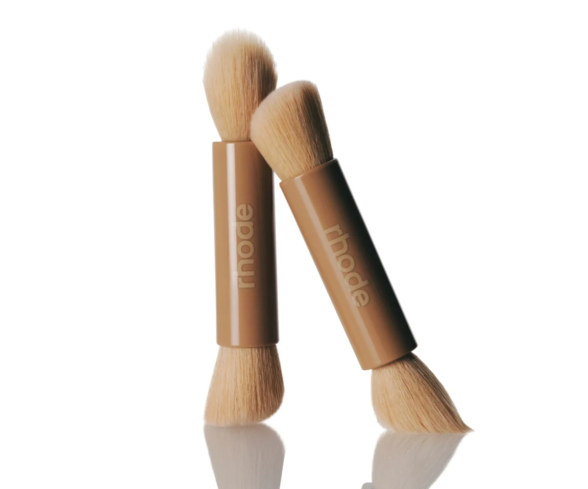 rhode | pocket brush (Brocha de maquillaje de doble punta)