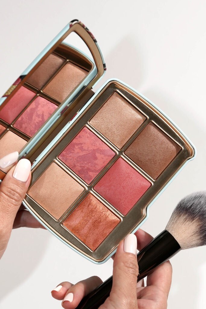 Hourglass | Ambient Lighting Edit Unlocked Palette | Love (Paleta facial de edición limitada con efecto luminoso)